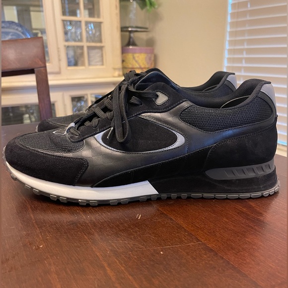 Mens Authentic Louis Vuitton Run Away Sneaker! Size 9.5! - Picture 4 of 11